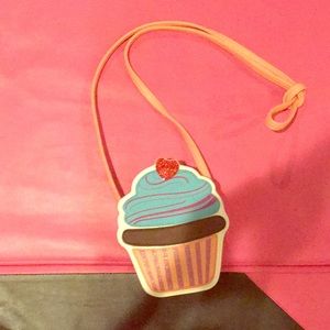 A cupcake purse
